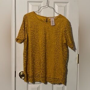 Short sleeve mustard colored crochet type dress shirt